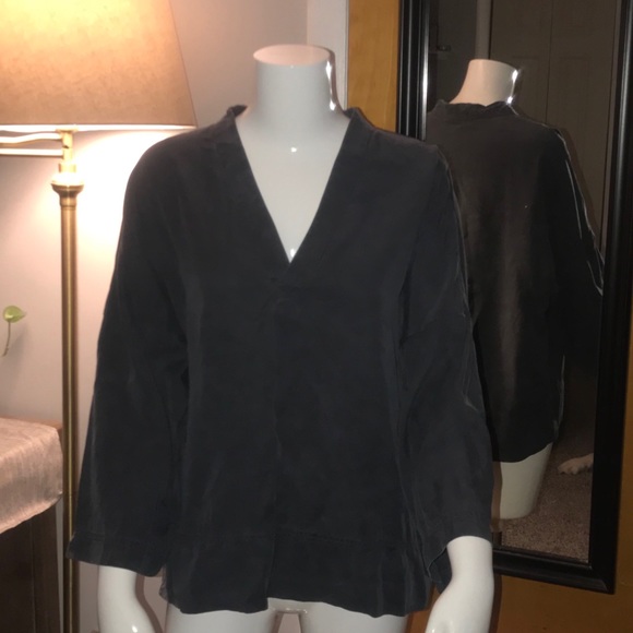 Woman’s black GAP shirt - Picture 2 of 3